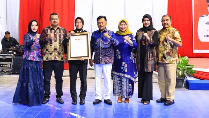 Polwan Polres Kepulauan Meranti meraih prestasi pada kejuaraan taekwondo Kapolri Cup 2025 dan raih penghargaan dari bupati. Penghargaan diserahkan langsung oleh Bupati Meranti, H Asmar, pada Senin (17/8/2025).