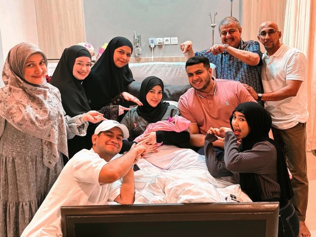 Public Figure Bahagia Jadi Kakek-Nenek di 2025