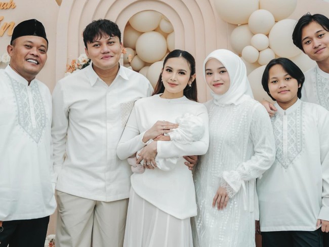 Public Figure Bahagia Jadi Kakek-Nenek di 2025