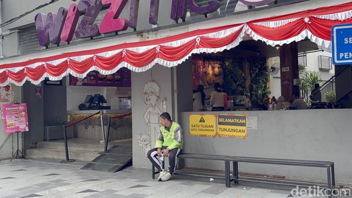 Ramai kafe dan restoran di Jalan Tunjungan menempelkan stiker atau poster Save Tunjungan, Satu Tujuan, Satu Tunjungan. Apa yang perlu diselamatkan?