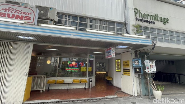 Ramai kafe dan restoran di Jalan Tunjungan menempelkan stiker atau poster Save Tunjungan, Satu Tujuan, Satu Tunjungan. Apa yang perlu diselamatkan?