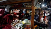 Pesta rakyat ini menghadirkan berbagai kuliner gratis untuk warga dan terbuka untuk umum.