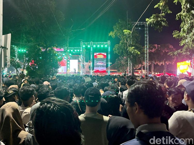 Ribuan Masyarakat Padati Jalan Gubernur Surya di Pesta Rakyat