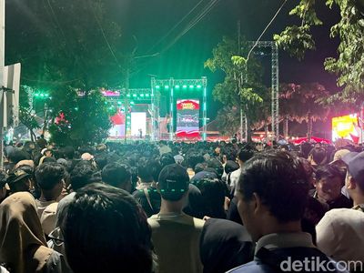 Ribuan Masyarakat Padati Jalan Gubernur Surya di Pesta Rakyat