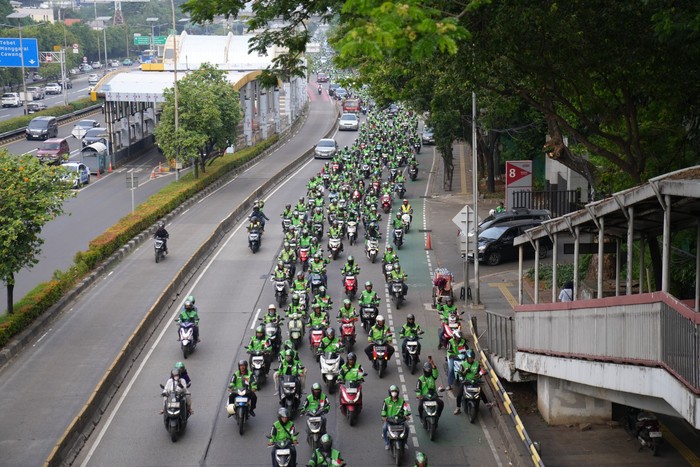 Ribuan mitra driver Gojek yang terdiri dari 2.025 mitra dan 80 Srikandi (pengemudi perempuan ibu tunggal) berhasil memecahkan rekor MURI (Museum Rekor Dunia Indonesia) untuk konvoi driver ojol terbanyak dalam sejarah Indonesia.