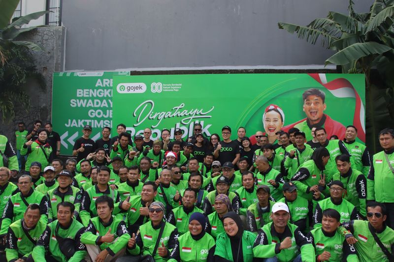 Ribuan mitra driver Gojek yang terdiri dari 2.025 mitra dan 80 Srikandi (pengemudi perempuan ibu tunggal) berhasil memecahkan rekor MURI (Museum Rekor Dunia Indonesia) untuk konvoi driver ojol terbanyak dalam sejarah Indonesia.