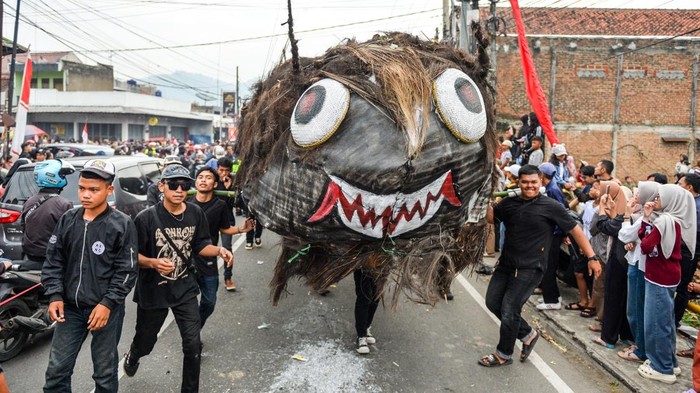 Ribuan Warga Tumpah Ruah di Festival Ogoh-Ogoh Garut Warga mengarak ogoh-ogoh keliling desa saat festival ogoh-ogoh di Kadungora, Kabupaten Garut, Jawa Barat, Senin (18/8/2025). Festival ogoh-ogoh yang diikuti oleh ribuan warga di Kecamatan Kadungora, Kabupaten Garut tersebut menampilkan puluhan ogoh-ogoh hasil karya warga dari 14 desa yang ditujukan untuk memeriahkan HUT ke-80 Republik Indonesia. ANTARA FOTO/Raisan Al Farisi