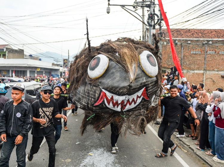 Ribuan Warga Tumpah Ruah di Festival Ogoh-Ogoh Garut