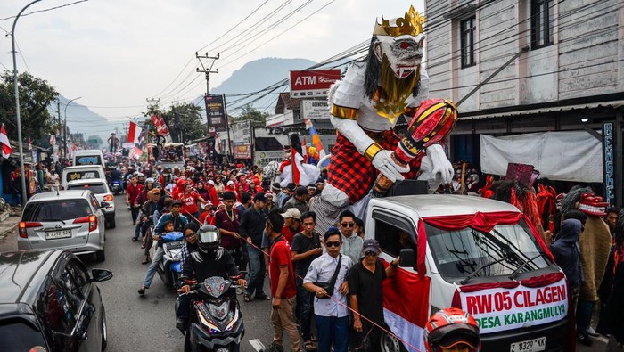 Ribuan Warga Tumpah Ruah di Festival Ogoh-Ogoh Garut Warga mengarak ogoh-ogoh keliling desa saat festival ogoh-ogoh di Kadungora, Kabupaten Garut, Jawa Barat, Senin (18/8/2025). Festival ogoh-ogoh yang diikuti oleh ribuan warga di Kecamatan Kadungora, Kabupaten Garut tersebut menampilkan puluhan ogoh-ogoh hasil karya warga dari 14 desa yang ditujukan untuk memeriahkan HUT ke-80 Republik Indonesia. ANTARA FOTO/Raisan Al Farisi