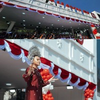 Tampil sebagai pengisi acara, Rossa menyanyikan lagu ‘Indonesia Pusaka’ dalam balutan baju kurung bernuansa merah marun. Foto: Instagram/@itsrossa910
