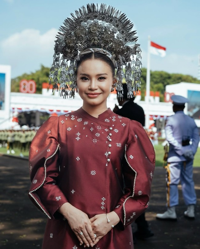 Dalam penampilannya kali ini, Rossa memilih riasan wajah natural tapi tetap menonjolkan kecantikannya. Foto: Instagram/@itsrossa910