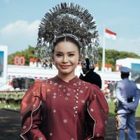 7 Gaya Anggun Rossa Berbalut Baju Kurung saat Menyanyi di HUT RI ke-80