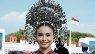 7 Gaya Anggun Rossa Berbalut Baju Kurung saat Menyanyi di HUT RI ke-80