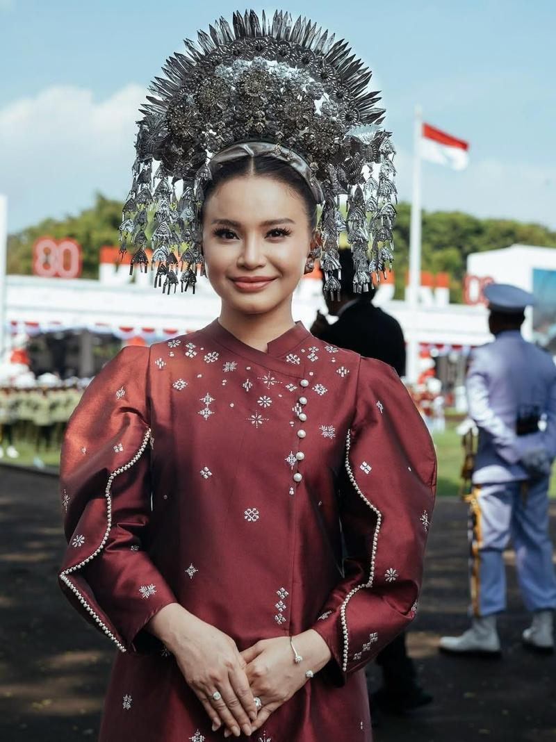 7 Gaya Anggun Rossa Berbalut Baju Kurung saat Menyanyi di HUT RI ke-80