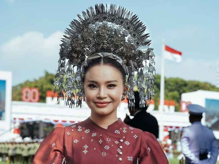 7 Gaya Anggun Rossa Berbalut Baju Kurung saat Menyanyi di HUT RI ke-80