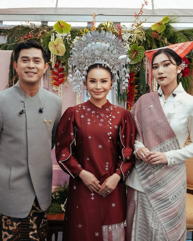 Pipi diberi rona lembut yang membuat wajah terlihat lebih segar, dan bibirnya dipoles lipstik nude pink yang manis sehingga tetap selaras dengan keseluruhan tampilan. Foto: Instagram/@itsrossa910