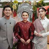 Pipi diberi rona lembut yang membuat wajah terlihat lebih segar, dan bibirnya dipoles lipstik nude pink yang manis sehingga tetap selaras dengan keseluruhan tampilan. Foto: Instagram/@itsrossa910