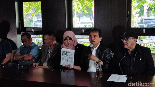 Suasana soft launching buku Jokowis White Paper yang ditulis Roy Suryo dkk di sebuah coffee shop di UC UGM, Senin (18/8/2025).