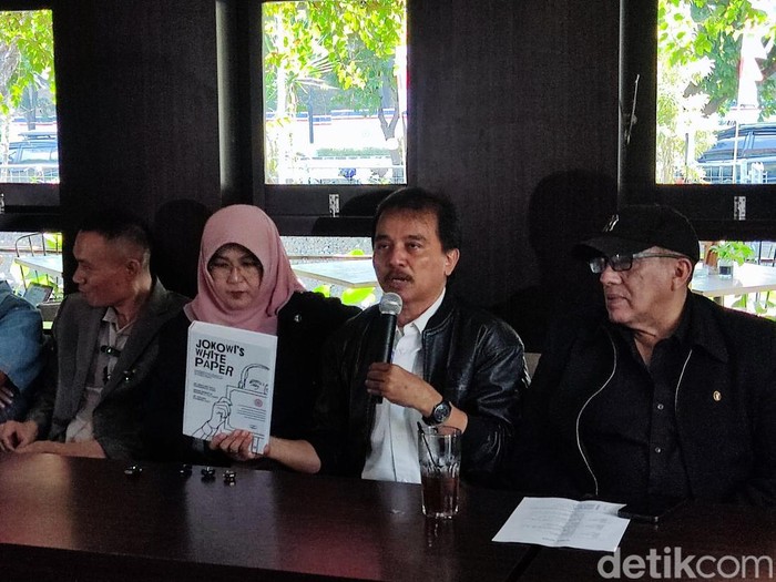 Suasana soft launching buku Jokowis White Paper yang ditulis Roy Suryo dkk di sebuah coffee shop di UC UGM, Senin (18/8/2025).