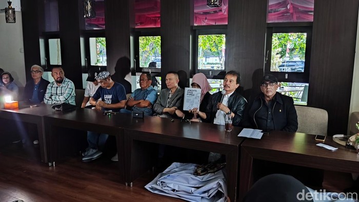 Suasana soft launching buku Jokowis White Paper yang ditulis Roy Suryo dkk di sebuah coffee shop di UC UGM, Senin (18/8/2025).