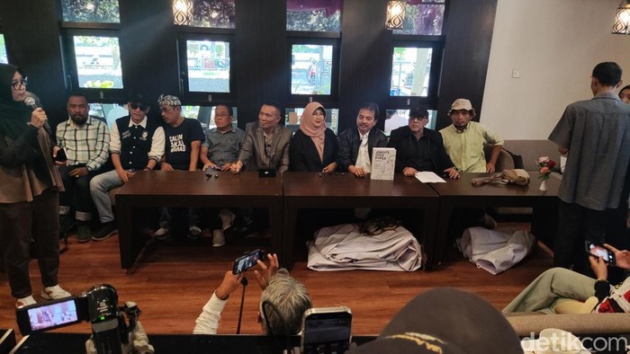 Suasana soft launching buku Jokowis White Paper yang ditulis Roy Suryo dkk di sebuah coffee shop di UC UGM, Senin (18/8/2025).