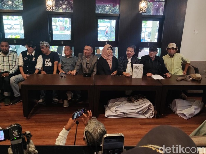 Suasana soft launching buku Jokowis White Paper yang ditulis Roy Suryo dkk di sebuah coffee shop di UC UGM, Senin (18/8/2025).