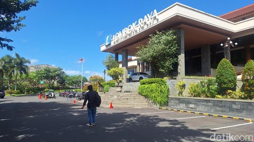 Salah satu hotel di Mataram, difoto beberapa waktu lalu.