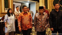 Kehadiran para pejabat dan tokoh nasional ini menghadiri ulang tahun Ketum Hanura Oesman Sapta ke 77. Tampak Gubernur DKI Jakarta Pramono Anung, Sekjen PDIP Hasto Kristiyanto, Guntur Soekarno Putra.