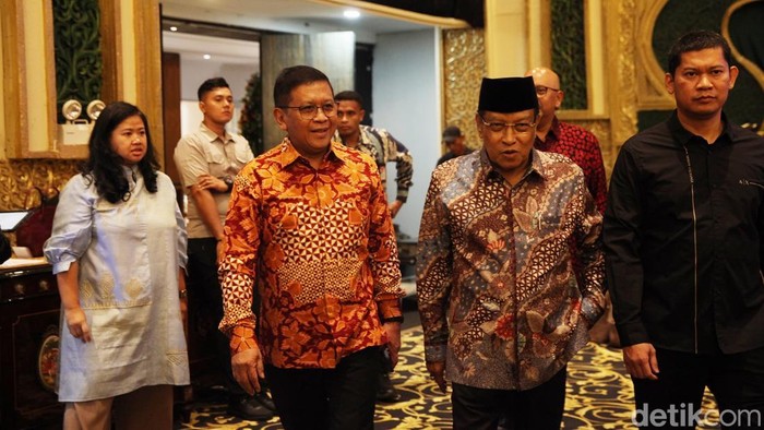 Sejumlah Pejabat dan Tokoh Nasional Bersilaturahmi dengan Oso Ketua DPR RI Puan Maharani berbincang dengan ketua umum partai Hanura di Jakarta, Senin (18/2025). Sejumlah pejabat dan tokoh menghadiri acara silahturahmi dikediaman Oesman Sapta Odang.