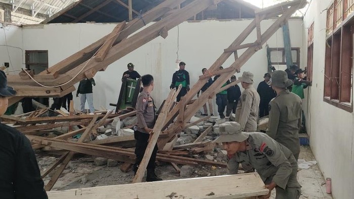 Sejumlah Personil Polri membersihkan reruntuhan bangunan gereja Elim di Desa Masani, Kabupaten Poso.