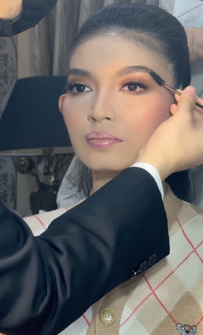 Rahasia makeup paripurna Selvi Ananda adalah sentuhan tangan makeup artist Bennu Sorumba. MUA langganan artis ini dikenal dengan riasan Hollywood Glam dan pernah merias Selvi saat Gibran dilantik sebagai Wakil Presiden RI. Foto: Dok. Instagram Bennu Sorumba