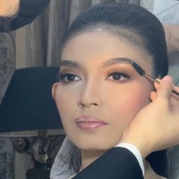 Rahasia makeup paripurna Selvi Ananda adalah sentuhan tangan makeup artist Bennu Sorumba. MUA langganan artis ini dikenal dengan riasan Hollywood Glam dan pernah merias Selvi saat Gibran dilantik sebagai Wakil Presiden RI. Foto: Dok. Instagram Bennu Sorumba