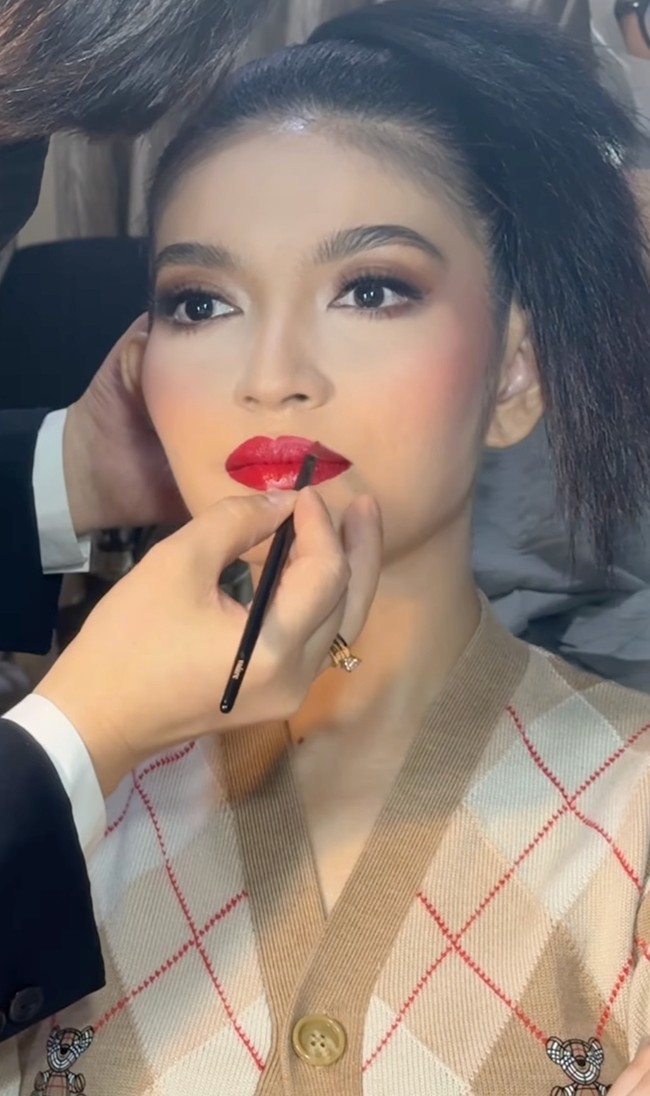 Dalam video yang diunggah ke Instagram, Bennu Sorumba memperlihatkan proses dirinya merias Selvi Ananda. Terlihat lipstik merah cabai diterapkannya di bibir ibu wakil presiden Indonesia itu. Foto: Dok. Instagram Bennu Sorumba