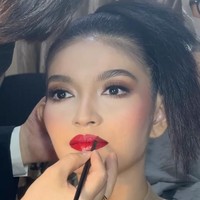 Dalam video yang diunggah ke Instagram, Bennu Sorumba memperlihatkan proses dirinya merias Selvi Ananda. Terlihat lipstik merah cabai diterapkannya di bibir ibu wakil presiden Indonesia itu. Foto: Dok. Instagram Bennu Sorumba