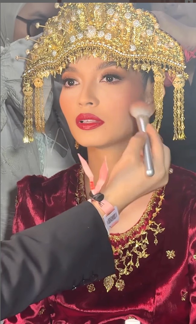 Selvi Anada tampil glamour dengan hiasan kepala Kesuhun Pak Sangko yang melambangkan kesopanan, kecantikan, kesucian, serta kemakmuran. Foto: Dok. Instagram Bennu Sorumba