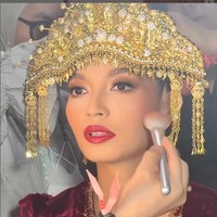 Selvi Anada tampil glamour dengan hiasan kepala Kesuhun Pak Sangko yang melambangkan kesopanan, kecantikan, kesucian, serta kemakmuran. Foto: Dok. Instagram Bennu Sorumba