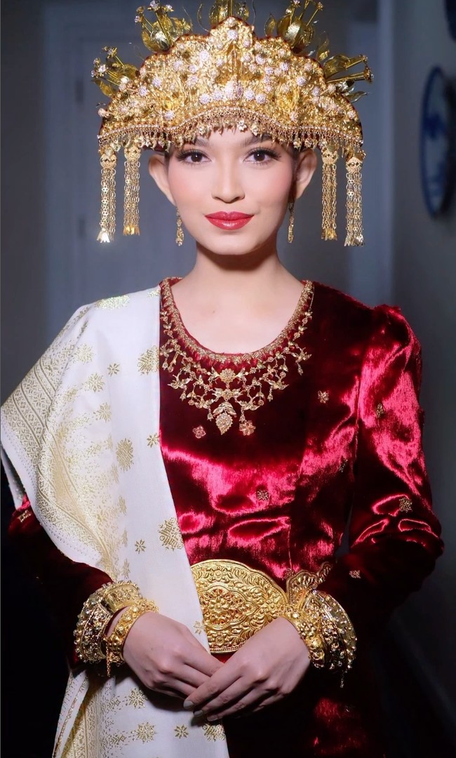 Selvi Anada melengkapi penampilannya dengan hiasan kepala Kesuhun Pak Sangko yang melambangkan kesopanan, kecantikan, kesucian, serta kemakmuran. Foto: Dok. Instagram Bennu Sorumba