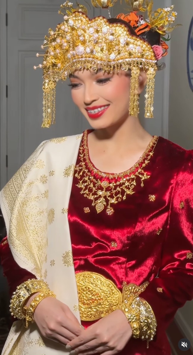 Saat mengikuti Upacara Peringatan Detik-Detik Proklamasi Kemerdekaan Republik Indonesia di halaman Istana Merdeka, Jakarta, Minggu (17/08/2025), Selvi Ananda tampil anggun dalam balutan pakaian adat Palembang rancangan desainer Mel Ahyar. Foto: Dok. Instagram Bennu Sorumba