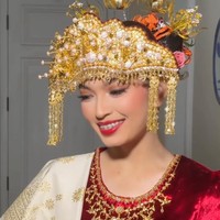 Saat mengikuti Upacara Peringatan Detik-Detik Proklamasi Kemerdekaan Republik Indonesia di halaman Istana Merdeka, Jakarta, Minggu (17/08/2025), Selvi Ananda tampil anggun dalam balutan pakaian adat Palembang rancangan desainer Mel Ahyar. Foto: Dok. Instagram Bennu Sorumba