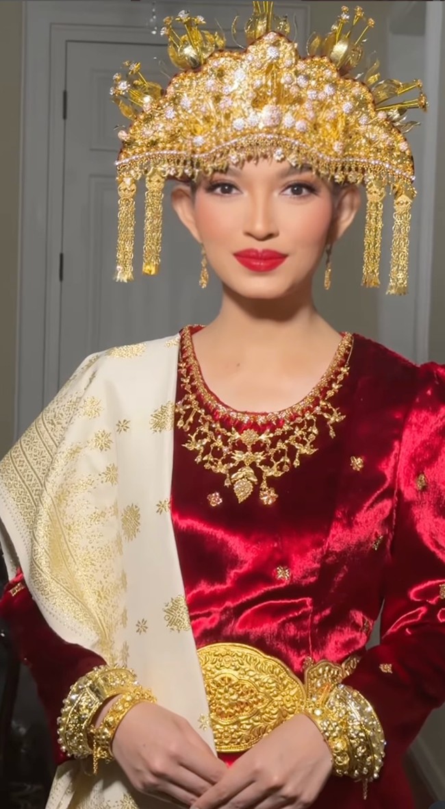 Penampilan Selvi Ananda saat upacara HUT RI ke-80 mencuri atensi netizen. Tak sedikit yang memuji makeup Selvi karena terlihat on point dan menyatu dengan busana adat yang dikenakannya. Foto: Dok. Instagram Bennu Sorumba