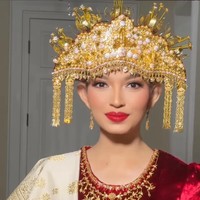 Penampilan Selvi Ananda saat upacara HUT RI ke-80 mencuri atensi netizen. Tak sedikit yang memuji makeup Selvi karena terlihat on point dan menyatu dengan busana adat yang dikenakannya. Foto: Dok. Instagram Bennu Sorumba