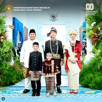 Saat mengikuti Upacara Peringatan Detik-Detik Proklamasi Kemerdekaan Republik Indonesia di Halaman Istana Merdeka, Jakarta, Minggu (17/08/2025), Selvi Ananda tampil anggun dalam balutan pakaian adat Palembang rancangan desainer Mel Ahyar. Foto: Dok. Instagram Bennu Sorumba, Setwapres.RI