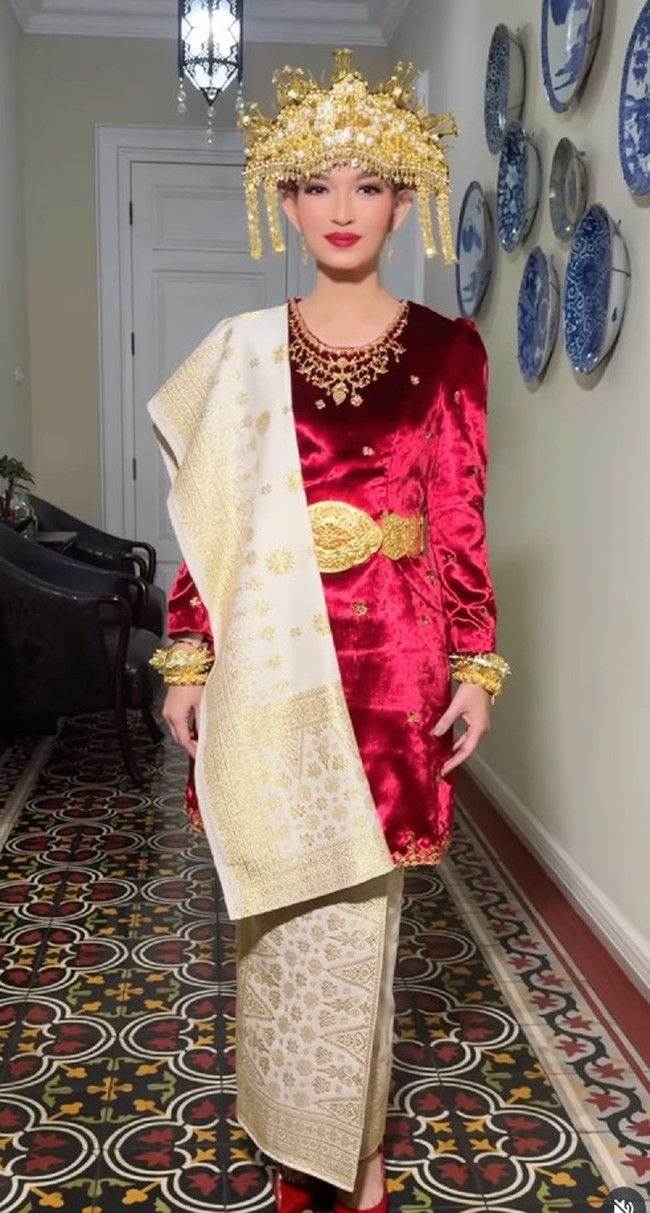 Istri Wakil Presiden RI Gibran Rakabuming itu mengenakan baju kurung klasik berwarna merah marun bermotif Benang Emas Pucuk Rebung dan Bunga Tabur. Busana tersebut dipadukannya dengan kain songket emas.  Foto: Dok. Instagram Bennu Sorumba, Setwapres.RI
