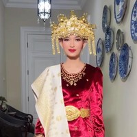 Istri Wakil Presiden RI Gibran Rakabuming itu mengenakan baju kurung klasik berwarna merah marun bermotif Benang Emas Pucuk Rebung dan Bunga Tabur. Busana tersebut dipadukannya dengan kain songket emas.  Foto: Dok. Instagram Bennu Sorumba, Setwapres.RI