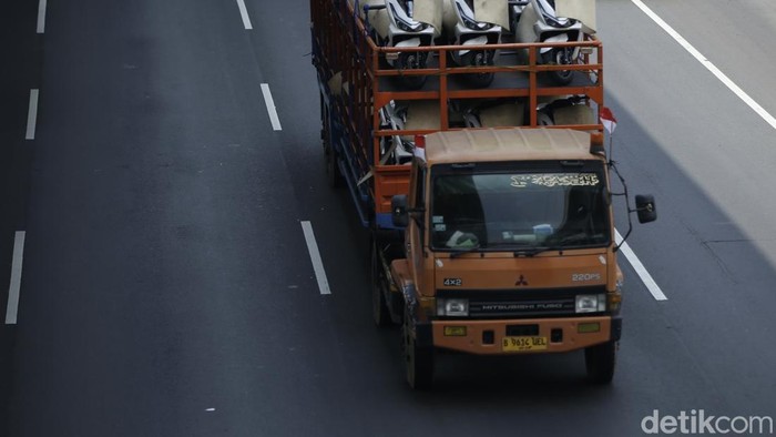 Semarak HUT RI, Kendaraan di Jakarta Kibarkan Bendera Merah Putih Suasana peringatan Hari Ulang Tahun (HUT) ke-80 Republik Indonesia masih terasa di jalanan Ibu Kota. Sejumlah kendaraan, mulai dari transportasi umum, kendaraan pribadi, hingga truk, tampak melintas sambil mengibarkan bendera merah putih, Jakarta, Senin (18/8/2025).