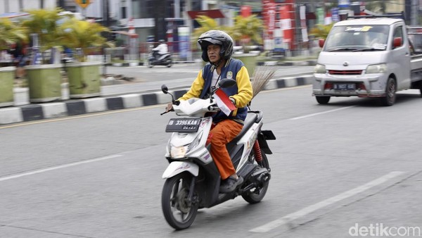 Semarak HUT RI, Kendaraan di Jakarta Kibarkan Bendera Merah Putih