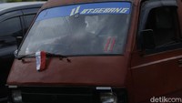 Bendera merah putih kecil yang terpasang di spion, kap mesin, hingga bagian belakang kendaraan membuat suasana jalanan semakin meriah dengan nuansa nasionalisme.