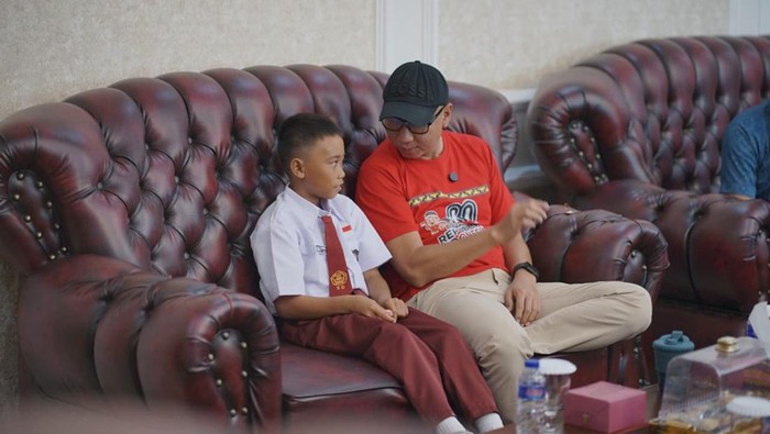 Siswa SD yang aksinya viral panjang tiang bendera dapat hadih dari Gubernur Lampung