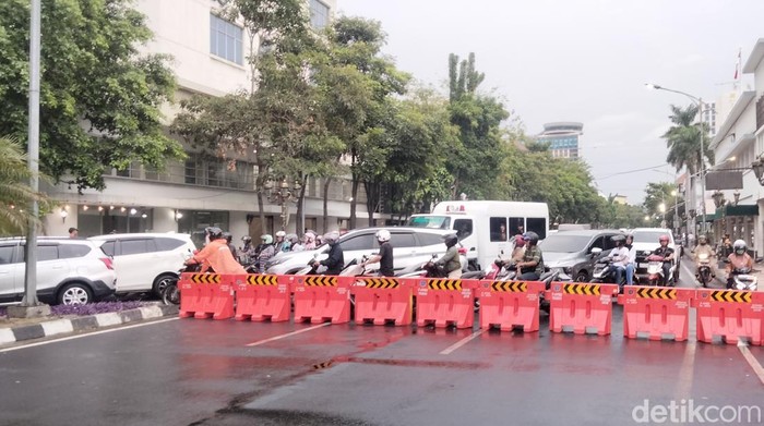 Situasi penutupan akses ke Jalan Gubernur Suryo jelang Pesta Rakyat di Gedung Negara Grahadi Surabaya.
