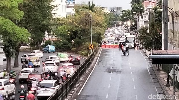 Situasi penutupan akses ke Jalan Gubernur Suryo jelang Pesta Rakyat di Gedung Negara Grahadi Surabaya.